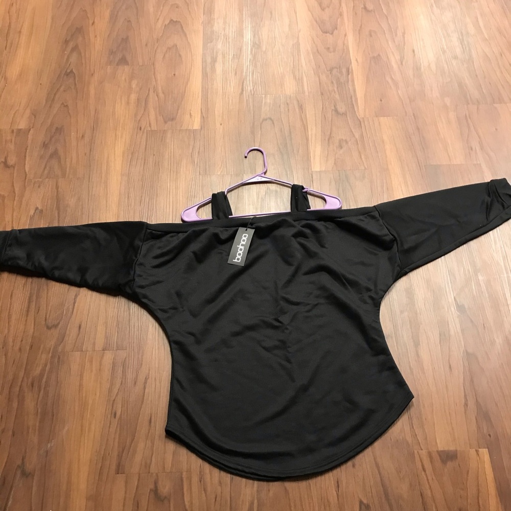 New with tags 3/4 cold shoulder sleeve sweatshirt